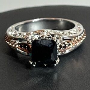 Gorgeous fashion ring with black stone. Size 7. No markings